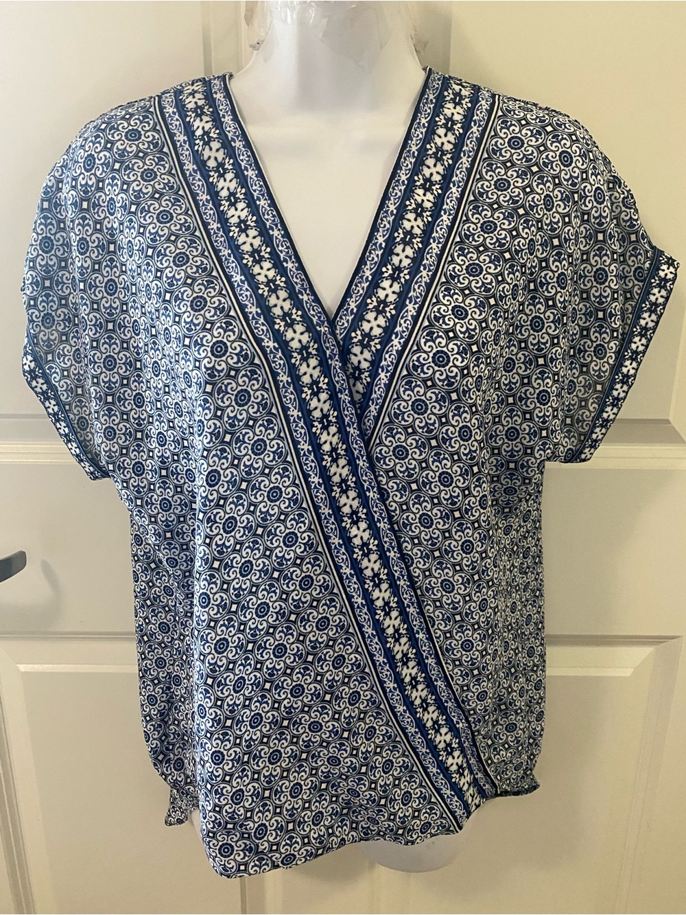 Max Studio NWT S Nordstrom Navy and White Printed Faux-Wrap Blouse